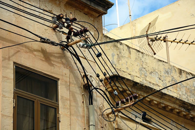 Cables De La Electricidad En Un Edificio, Malta Imagen de archivo