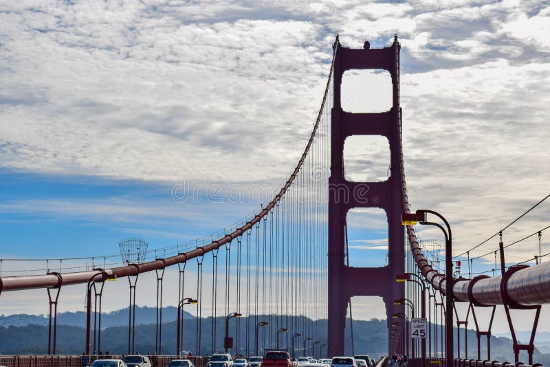 Cables de la suspensión de puente Golden Gate y silueta del sur de la torre imágenes de archivo libres de regalías Cables de la suspensión de puente Golden Gate y silueta del sur de la torre imágenes de archivo libres de regalías