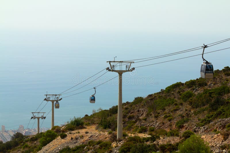 Cableway av staden nära havet fotografering för bildbyråer Cableway av staden nära havet fotografering för bildbyråer