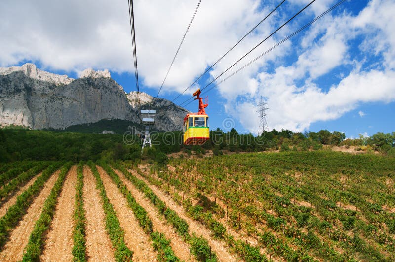 Cableway i de ovannämnda fälten för berg arkivfoton Cableway i de ovannämnda fälten för berg arkivfoton