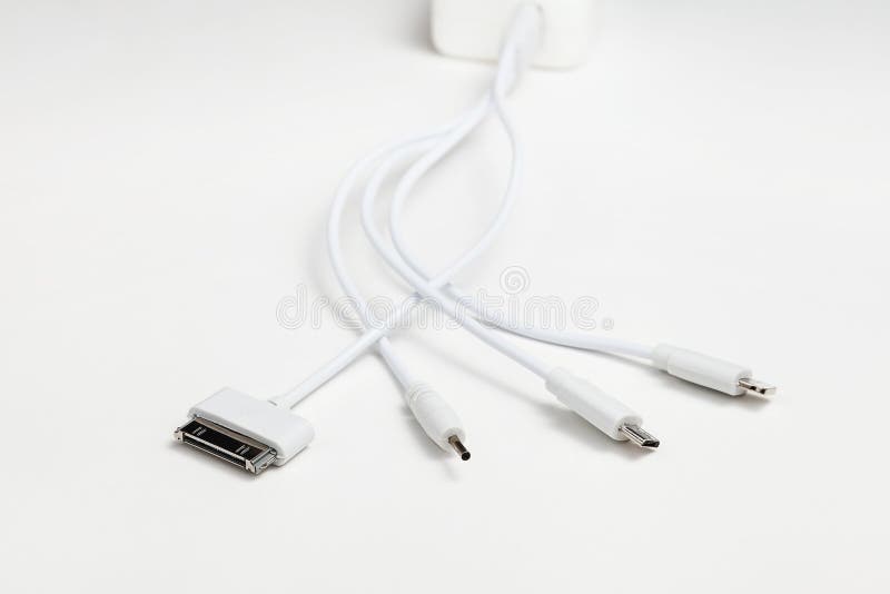 Cabo de carregamento universal branco, adaptador com micro USB, conectores do usb para modelos diferentes dos telefones e dos dis fotografia de stock Cabo de carregamento universal branco, adaptador com micro USB, conectores do usb para modelos diferentes dos telefones e dos dis fotografia de stock
