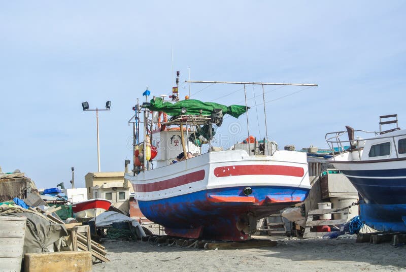 CABO DE GATA, ESPAÑA - 9 DE FEBRERO DE 2016: Barcos de pesca en la orilla del parque nacional Cabo de Gata fotografía de archivo libre de regalías CABO DE GATA, ESPAÑA - 9 DE FEBRERO DE 2016: Barcos de pesca en la orilla del parque nacional Cabo de Gata fotografía de archivo libre de regalías