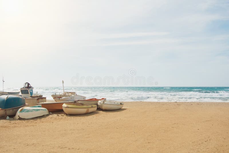 CABO DE GATA, ESPAÑA - 9 DE FEBRERO DE 2016: Un grupo de barcos de pesca imagen de archivo CABO DE GATA, ESPAÑA - 9 DE FEBRERO DE 2016: Un grupo de barcos de pesca imagen de archivo