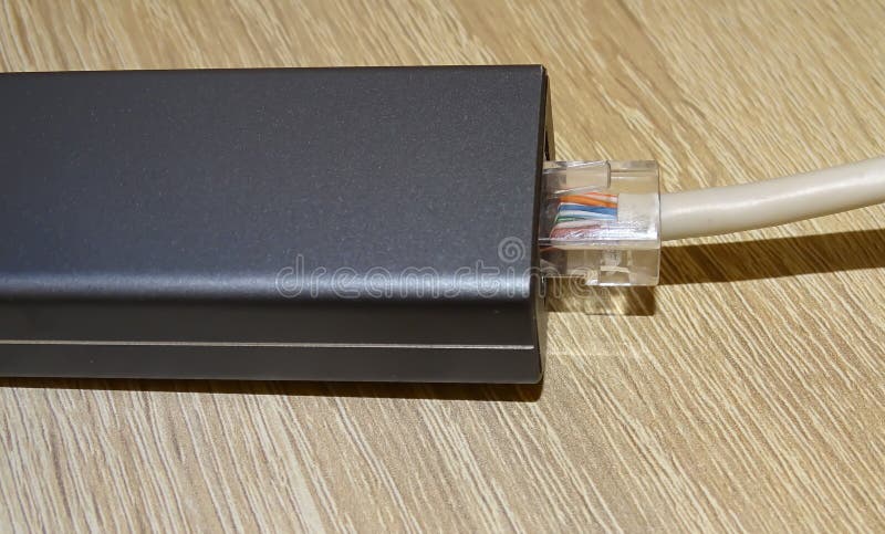 Cabo de internet ligado a uma estação hub USB-C multifuncional, Ethernet imagem de stock royalty free