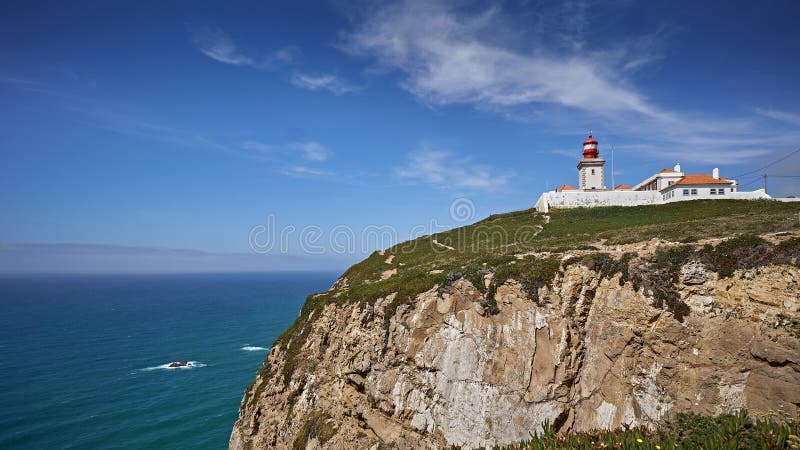 Cabo de Roca - farol na costa de Portugal imagens de stock Cabo de Roca - farol na costa de Portugal imagens de stock