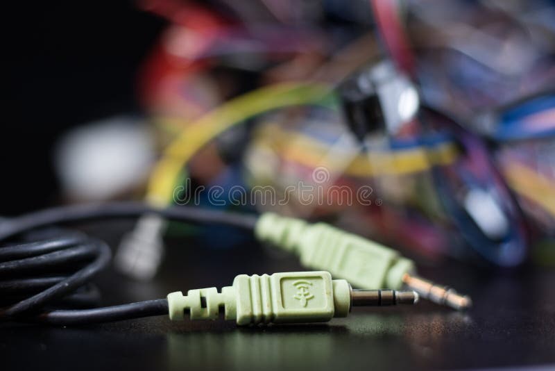 Cabos complicados velhos, eletrônica e conectores de cabo velhos na fotografia de stock Cabos complicados velhos, eletrônica e conectores de cabo velhos na fotografia de stock