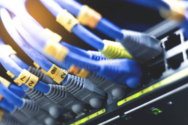 Cabos da rede conectados em interruptores de rede imagens de stock Cabos da rede conectados em interruptores de rede imagens de stock