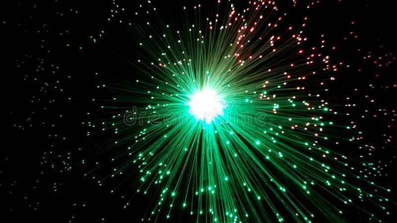 Cabos de fibra ótica verdes e vermelhos com pontas de brilho fotos de stock Cabos de fibra ótica verdes e vermelhos com pontas de brilho fotos de stock
