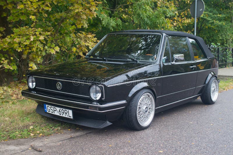 Cabrio Oldtimer-Volkswagen Golfs I Im Schwarzen Redaktionelles