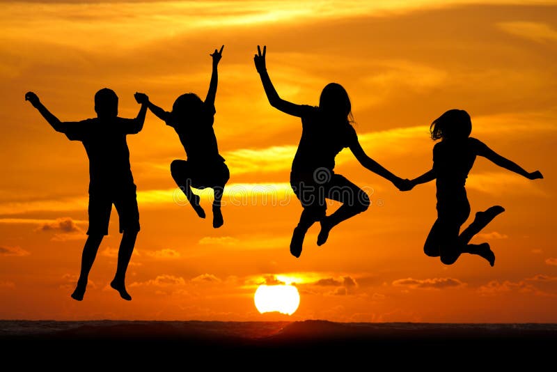 Niños al atardecer imagen de archivo