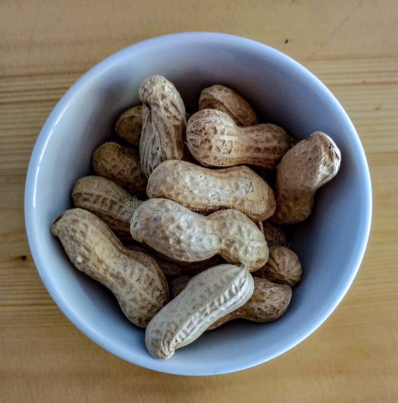 Cacahuetes o cacahuetes, una comida común y ampliamente utilizado en las barras para acompañar los aperitivos foto de archivo libre de regalías Cacahuetes o cacahuetes, una comida común y ampliamente utilizado en las barras para acompañar los aperitivos foto de archivo libre de regalías