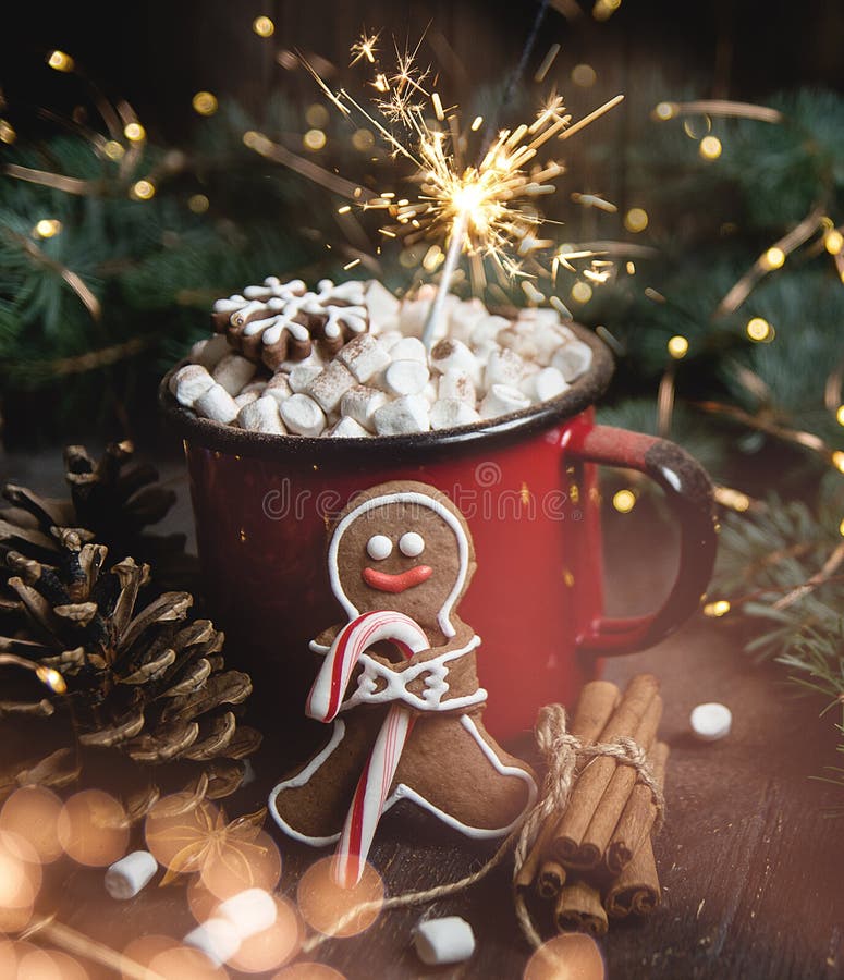 Cacao of hete chocolade met heemst op rustieke lijst Kerstmis of Nieuwe jaarsamenstelling Peperkoekmens met suikergoedriet royalty-vrije stock fotografie Cacao of hete chocolade met heemst op rustieke lijst Kerstmis of Nieuwe jaarsamenstelling Peperkoekmens met suikergoedriet royalty-vrije stock fotografie