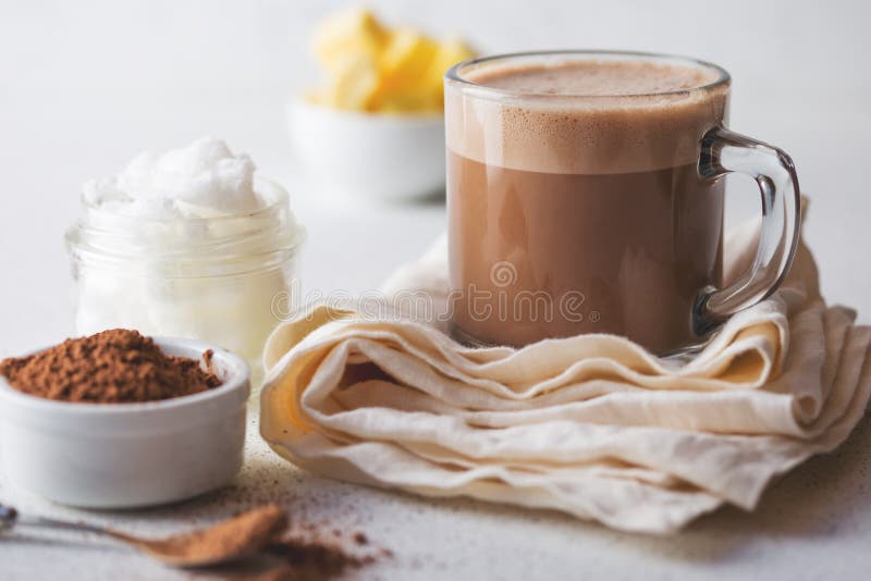 CACAO A PROVA DI PROIETTILE Bevanda calda di dieta Ketogenic del cheto Cacao mescolato con olio di cocco e burro Tazza di cacao a