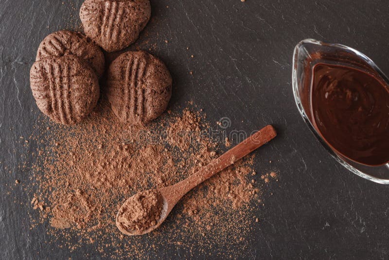 Cacaobonen en cacaopoeder op houten lepel royalty-vrije stock foto's Cacaobonen en cacaopoeder op houten lepel royalty-vrije stock foto's