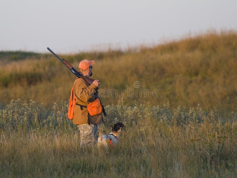 Cacciatore con il suo cane immagine stock libera da diritti Cacciatore con il suo cane immagine stock libera da diritti