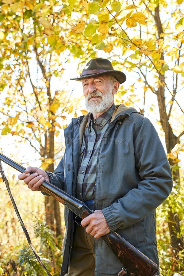 Cacciatore con pistola pronto a sparare al fucile immagini stock libere da diritti Cacciatore con pistola pronto a sparare al fucile immagini stock libere da diritti
