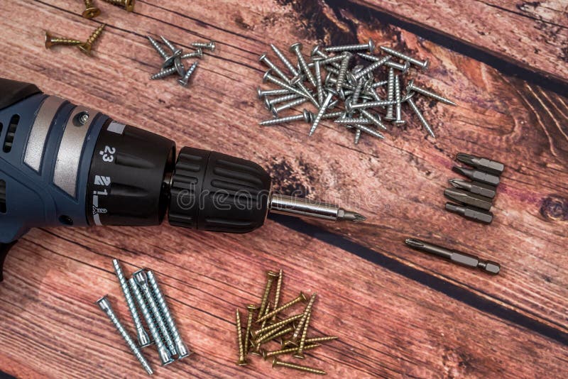 Cacciavite con il trapano e la vite fotografia stock