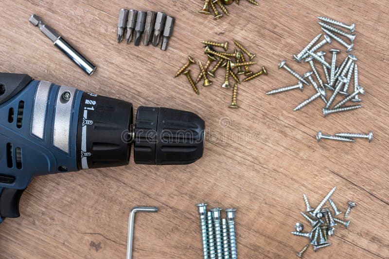 Cacciavite con un trapano e le viti immagini stock libere da diritti