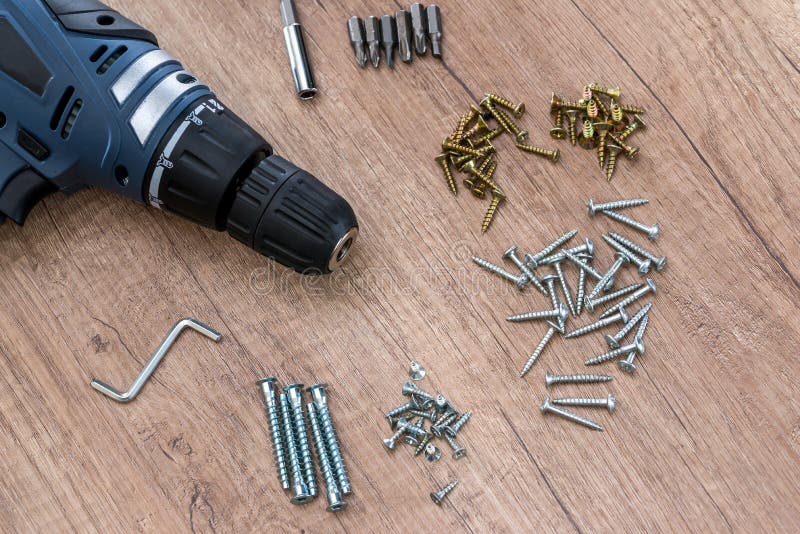 Cacciavite con un trapano e le viti immagini stock libere da diritti