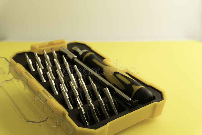 Cacciavite intercambiabile con diversi tipi di testine metalliche e bit. isolato su fondo bianco