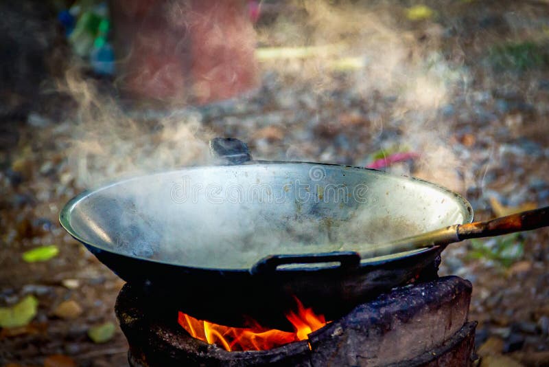 Cacerola del hierro para cocinar en la chimenea imágenes de archivo libres de regalías Cacerola del hierro para cocinar en la chimenea imágenes de archivo libres de regalías