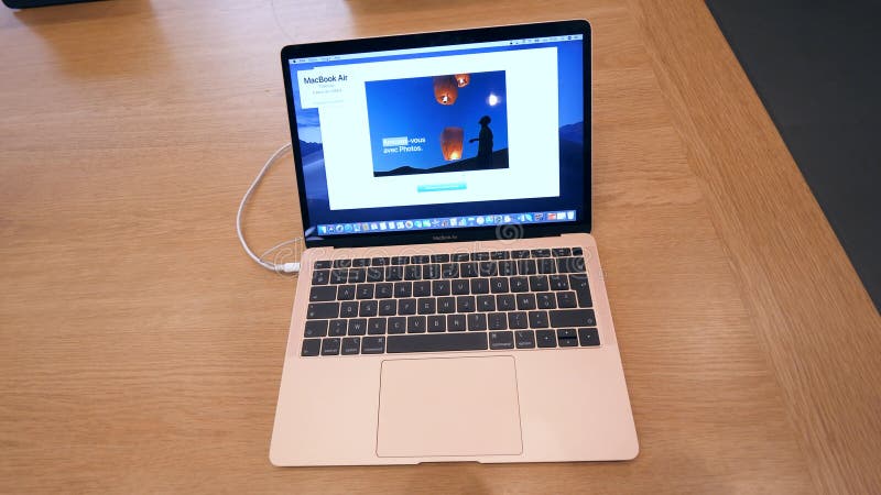 Cacerola sobre el nuevo ordenador portátil 2018 de la retina del MacBook Air