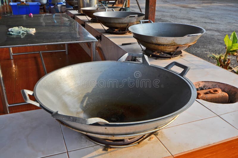 Cacerolas Grandes Para Cocinar En Las Estufas Foto de archivo - Imagen de  maneta, cocina: 94351448