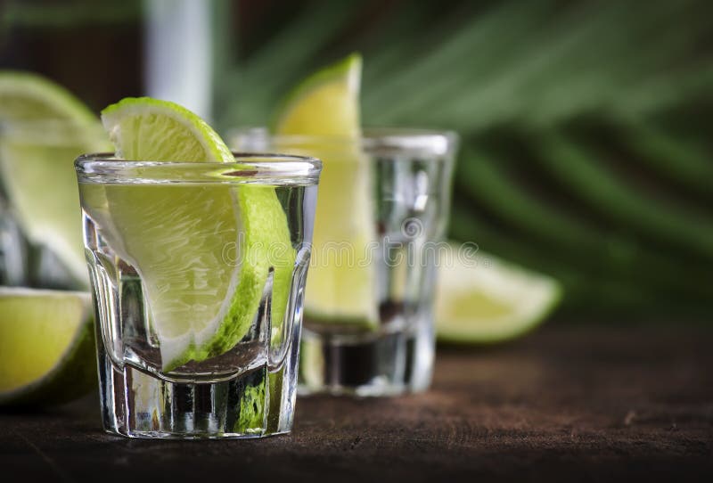 Cachaca - Βραζιλιάνικο ισχυρό αλκοολούχο ποτό από ζάχαρη από ζαχαροκάλαμο, βότκα με άσβεστο, ξύλινο φόντο, επιλεκτική εστίαση στοκ φωτογραφίες με δικαίωμα ελεύθερης χρήσης Cachaca - Βραζιλιάνικο ισχυρό αλκοολούχο ποτό από ζάχαρη από ζαχαροκάλαμο, βότκα με άσβεστο, ξύλινο φόντο, επιλεκτική εστίαση στοκ φωτογραφίες με δικαίωμα ελεύθερης χρήσης