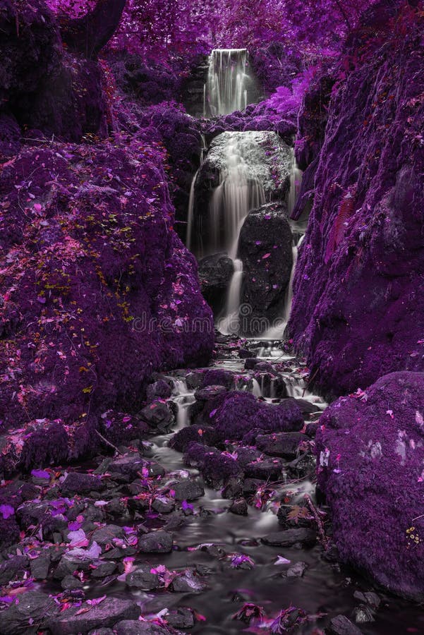 Cachoeira alta da cor alternativa surreal bonita que flui sobre fotos de stock Cachoeira alta da cor alternativa surreal bonita que flui sobre fotos de stock