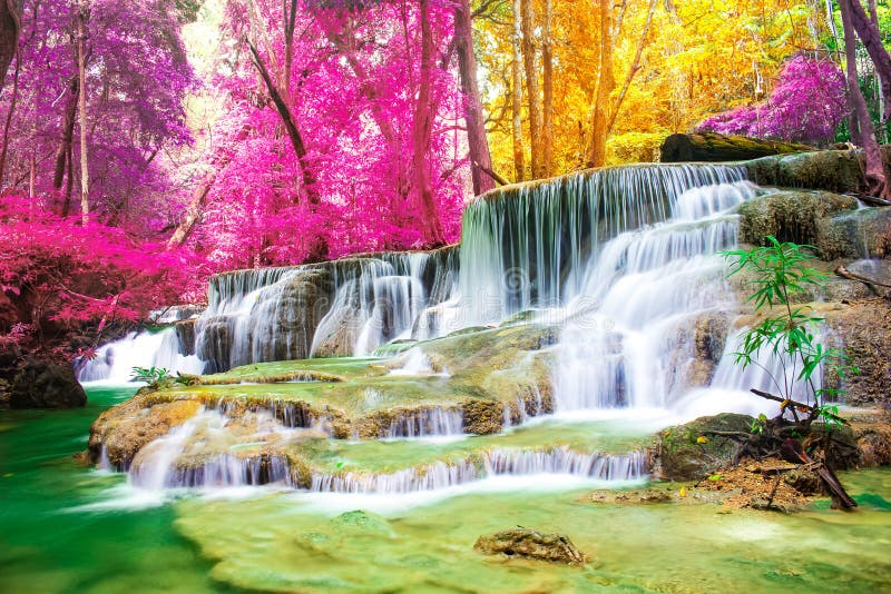 Cachoeira bonita na floresta maravilhosa do outono do parque nacional, cachoeira de Huay Mae Khamin, província de Kanchanaburi imagens de stock Cachoeira bonita na floresta maravilhosa do outono do parque nacional, cachoeira de Huay Mae Khamin, província de Kanchanaburi imagens de stock