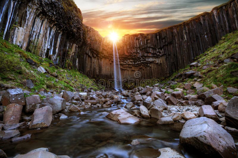 Cachoeira com colunas do basalto, Islândia de Svartifoss