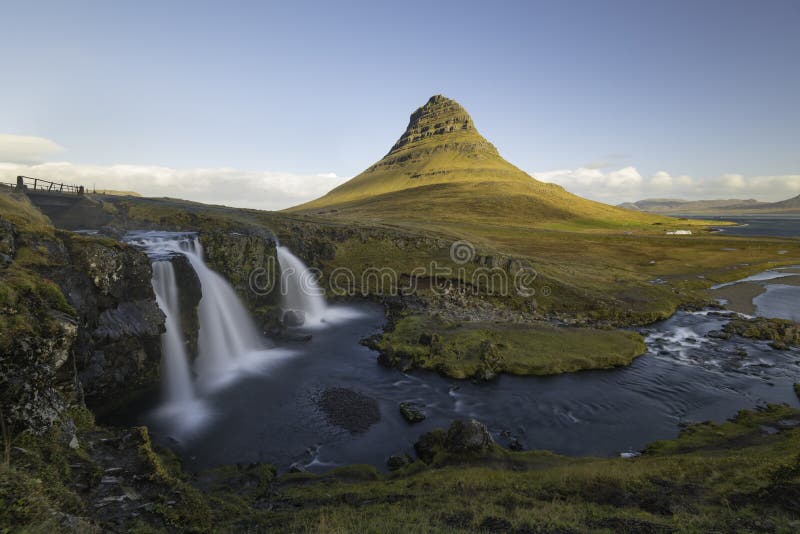Cachoeira de Kirkjufellsfoss com montanha Islândia de Kirkjufell
