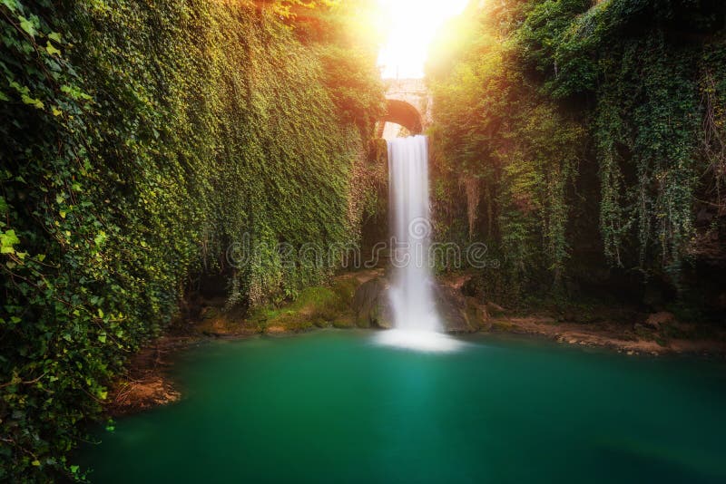 Cachoeira do conto de fadas em Tobera, Burgos, Espanha imagens de stock Cachoeira do conto de fadas em Tobera, Burgos, Espanha imagens de stock