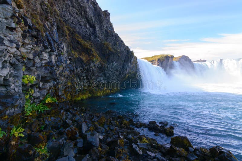 Cachoeira Islândia norte de Godafoss na queda imagem de stock Cachoeira Islândia norte de Godafoss na queda imagem de stock