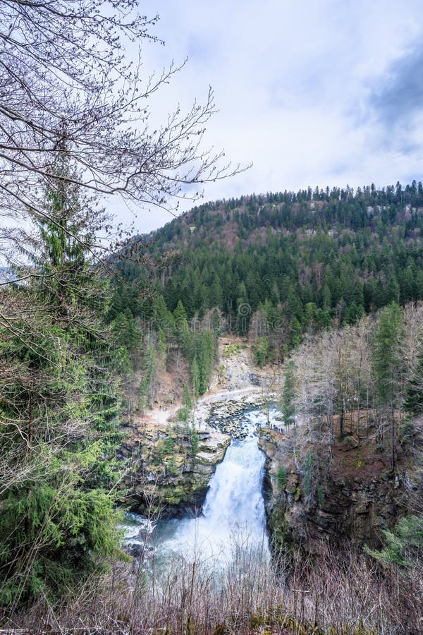 A cachoeira a mais grande de Saut du doubs na região de doubs imagens de stock A cachoeira a mais grande de Saut du doubs na região de doubs imagens de stock