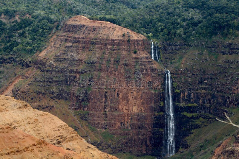 Cachoeira na garganta de Waimea foto de stock Cachoeira na garganta de Waimea foto de stock