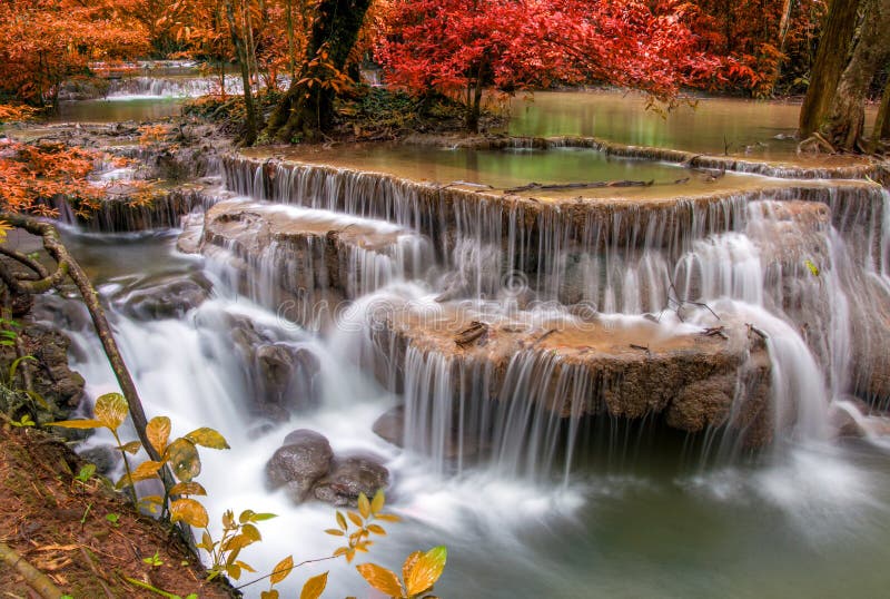 Cachoeira na selva profunda da floresta tropical (Huay Mae Kamin Waterfall fotos de stock Cachoeira na selva profunda da floresta tropical (Huay Mae Kamin Waterfall fotos de stock