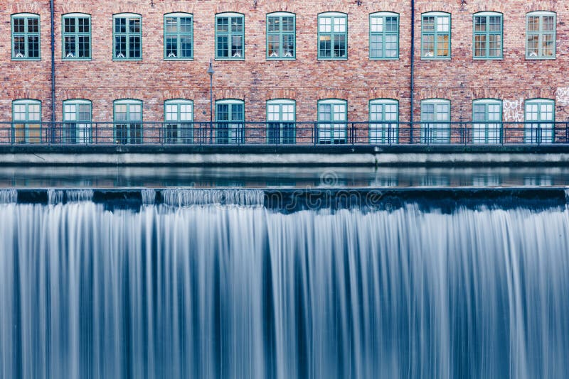 Cachoeira na área industrial velha em Norrkoping, Suécia imagem de stock Cachoeira na área industrial velha em Norrkoping, Suécia imagem de stock
