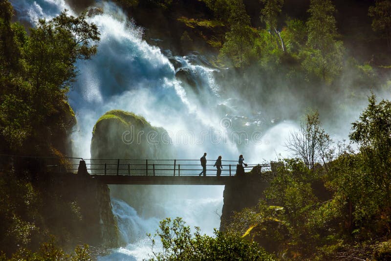 Cachoeira perto da geleira de Briksdal - Noruega fotografia de stock Cachoeira perto da geleira de Briksdal - Noruega fotografia de stock