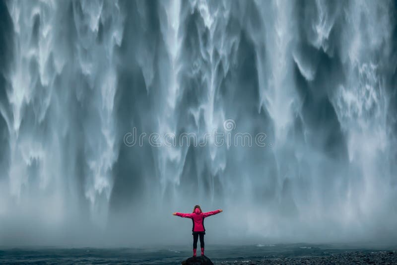 Cachoeira poderosa famosa de Skogafoss no sul Islândia