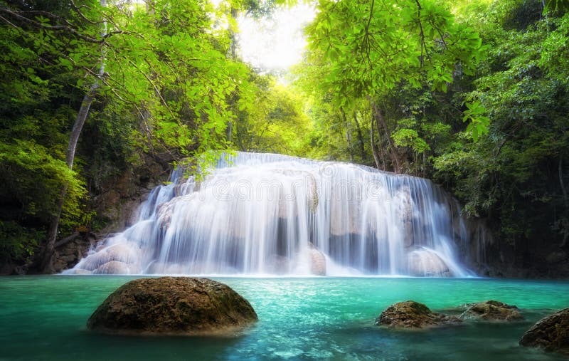 Cachoeira tropical em Tailândia, fotografia da natureza imagens de stock Cachoeira tropical em Tailândia, fotografia da natureza imagens de stock