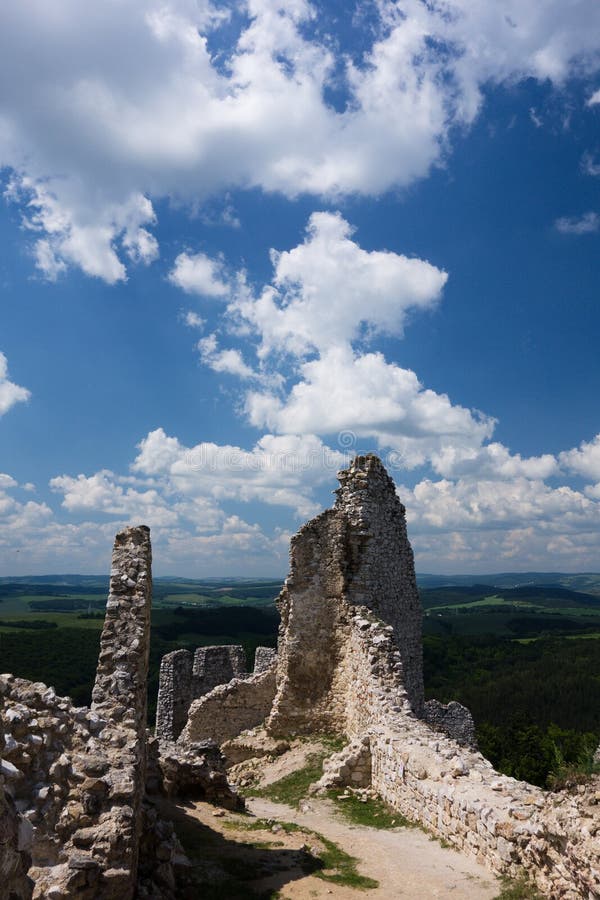 Zrúcanina Čachtického hradu z 13. storočia v Karpatoch