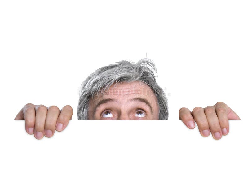 Homme gray-haired timide caché