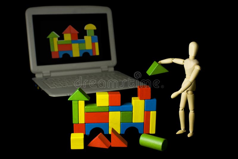 De madera maniquí el edificio casa vistoso juguete bloques, computadora portátil diseno imagen en, sobre el negro.