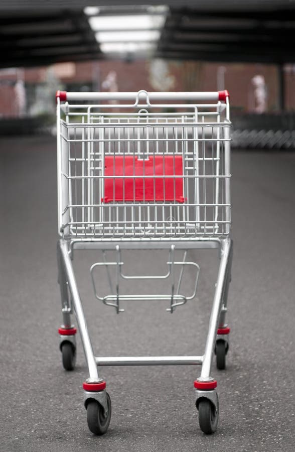 Caddie Dans Le Parking Du Supermarché. Photo stock Image du économie