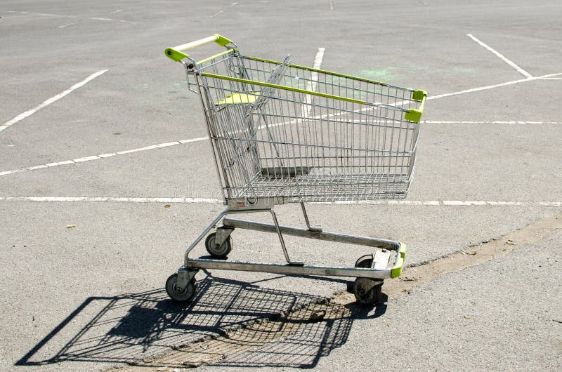 Caddie Dans Le Parking En Dehors De La Boutique Image stock Image du