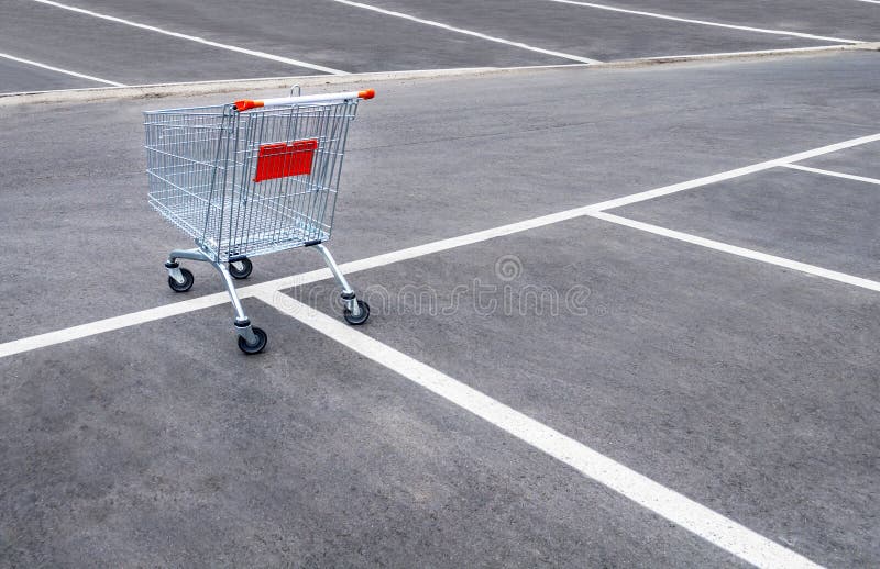 Caddies vides sur un parking vide images stock Caddies vides sur un parking vide images stock