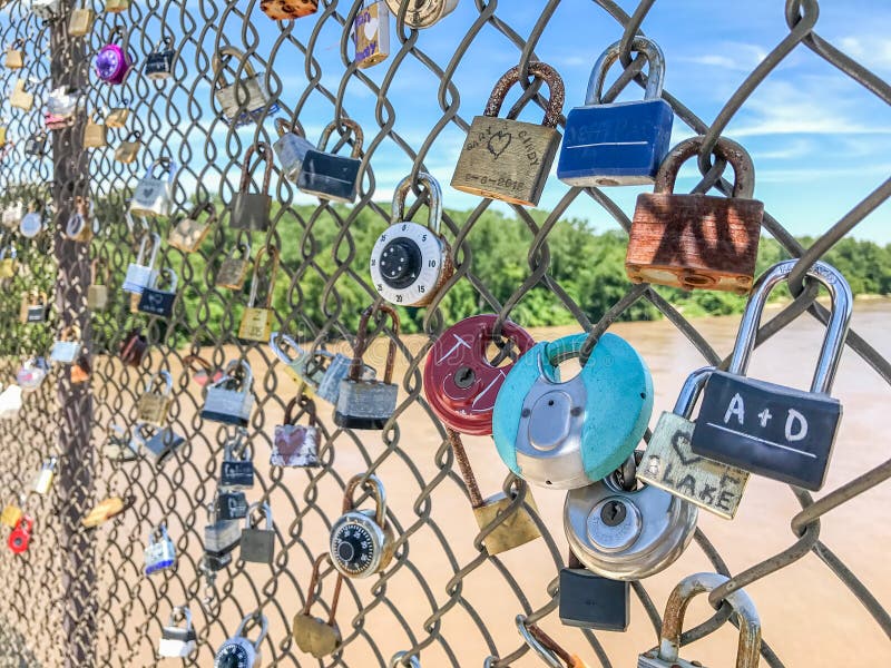 Cadeado em uma cerca de chainlink fotos de stock Cadeado em uma cerca de chainlink fotos de stock