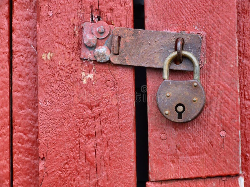 Cadeado na porta de madeira vermelha velha
