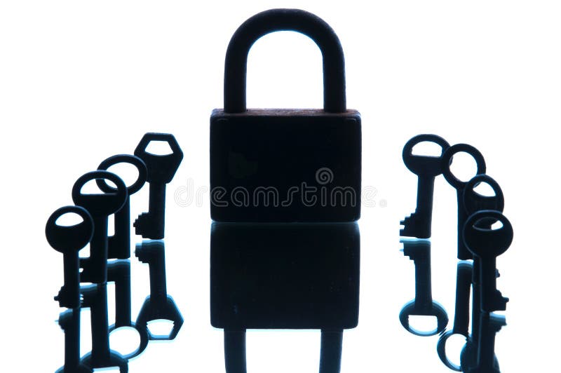 Cadeado oxidados velhos e chaves no fundo branco espelho foto de stock Cadeado oxidados velhos e chaves no fundo branco espelho foto de stock